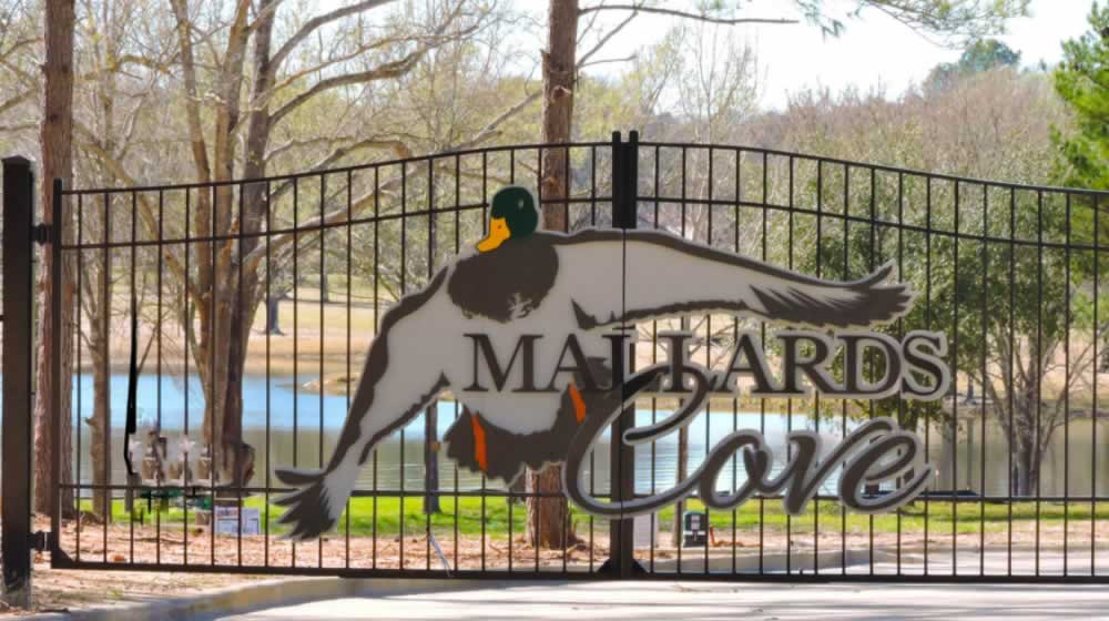 Mallard's Cove gated home development on Lake Palestine